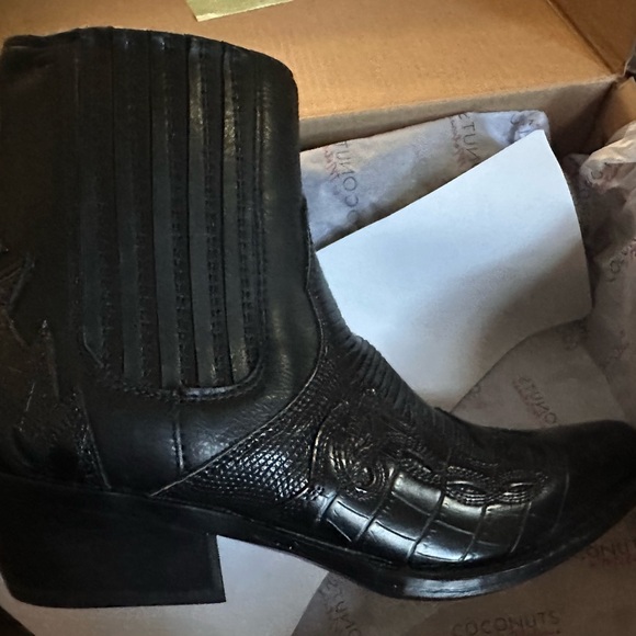 Coconuts by Matisse Black Textured Ankle Booties - Picture 1 of 7